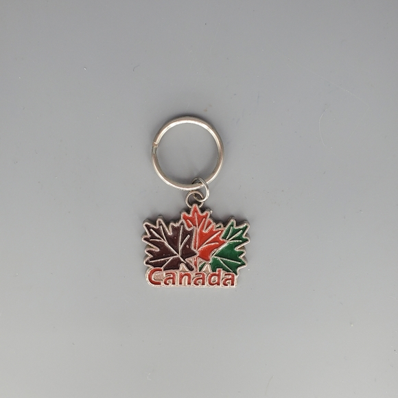 Canada Leaf Souvenir Keychain - Picture 1 of 4